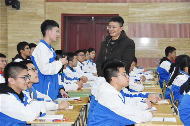 修身养德 润物无声——高中部举行首届班主任“修身班会课”决赛活动