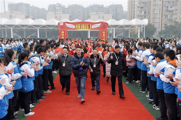 披荆斩棘迎中考 齐心协力创辉煌——记我校初2017级中考誓师大会