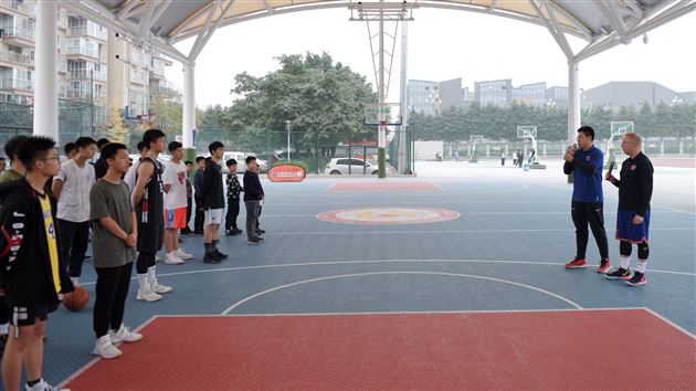 前中国国青U18篮球助理教练Bob Pierce受邀来我校培训指导