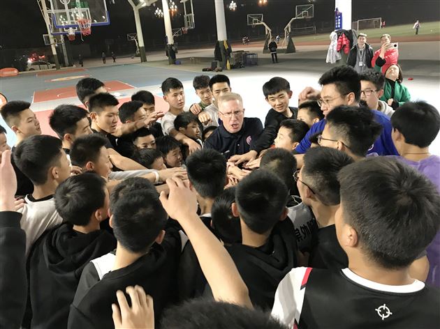 前中国国青U18篮球助理教练Bob Pierce受邀来我校培训指导