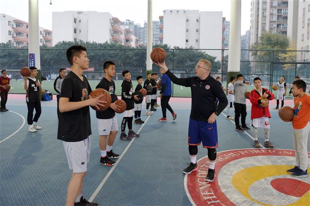 前中国国青U18篮球助理教练Bob Pierce受邀来我校培训指导