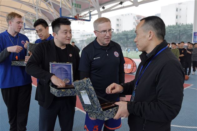 前中国国青U18篮球助理教练Bob Pierce受邀来我校培训指导