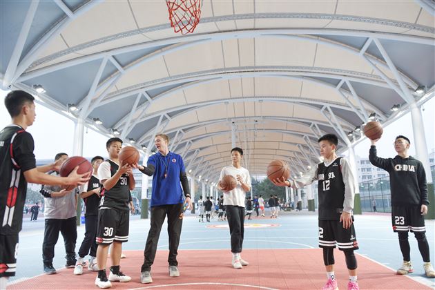 前中国国青U18篮球助理教练Bob Pierce受邀来我校培训指导