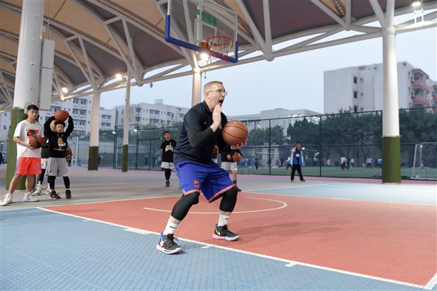 前中国国青U18篮球助理教练Bob Pierce受邀来我校培训指导