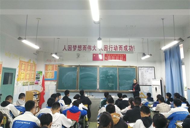 刘丽老师参加初中政治组“教学评一致性”课例研讨暨校内学科大比武现场