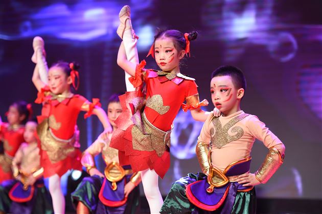 人间换岁歌舞升平祝鸿禧 天外回春芷兰棠外添异彩——成都棠湖外国语学校2020年师生迎新联欢晚会隆重举行