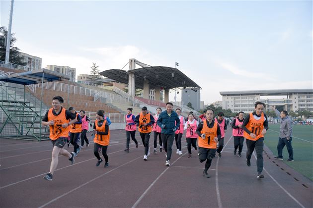 奔跑跨年 健康快乐——棠外工会酷跑俱乐部第二届教职工校园迷你马拉松快乐跑开跑