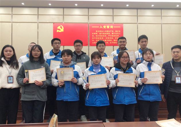 挤时间勤检查任劳任怨 抓细节促风气奋力争先——记2018级高中部学生自主管理工作总结表彰大会