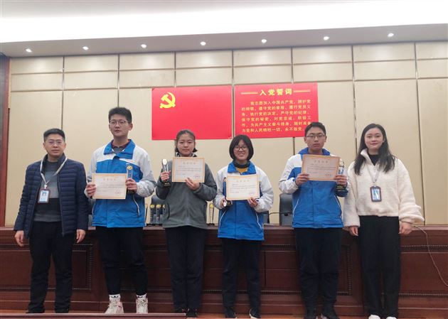 挤时间勤检查任劳任怨 抓细节促风气奋力争先——记2018级高中部学生自主管理工作总结表彰大会