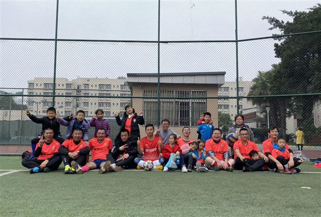 “老男孩”的绿茵梦——记棠外家长足球队友谊赛