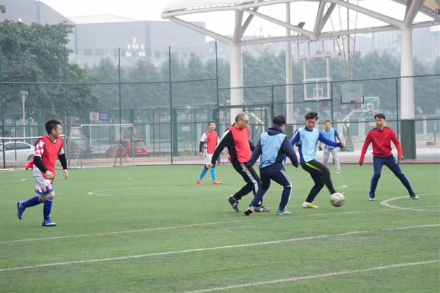 “老男孩”的绿茵梦——记棠外家长足球队友谊赛