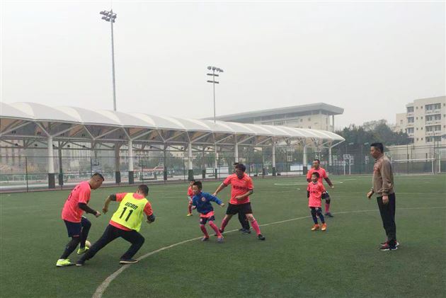 “老男孩”的绿茵梦——记棠外家长足球队友谊赛