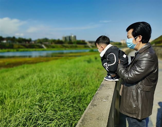 疫情下的爷孙俩江雨蔚