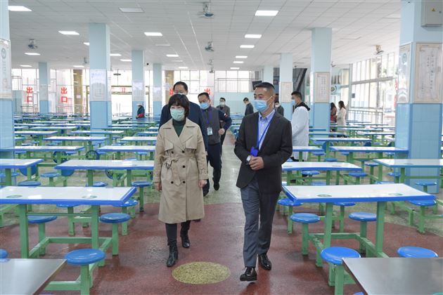 双流区人大常委会副主任鲜明一行深入棠外检查指导高三开学复课工作