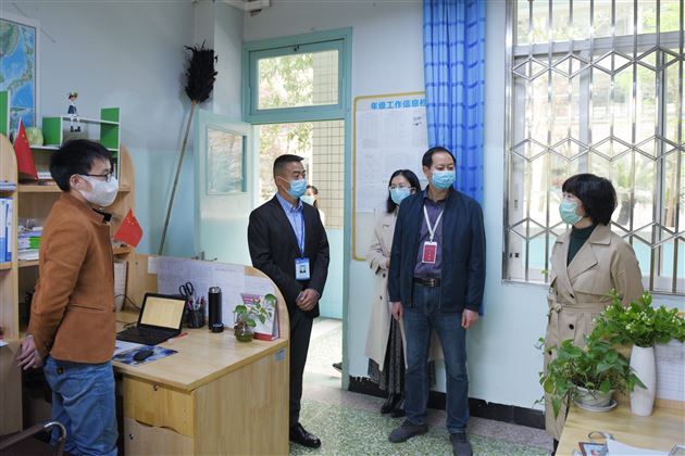 双流区人大常委会副主任鲜明一行深入棠外检查指导高三开学复课工作