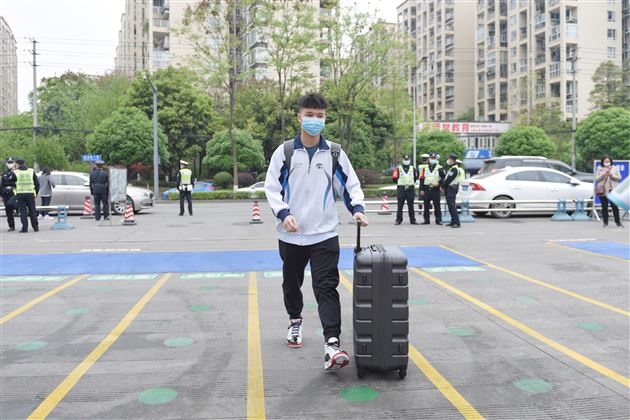 双流区人大常委会副主任鲜明一行深入棠外检查指导高三开学复课工作