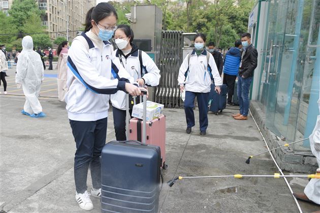 双流区人大常委会副主任鲜明一行深入棠外检查指导高三开学复课工作