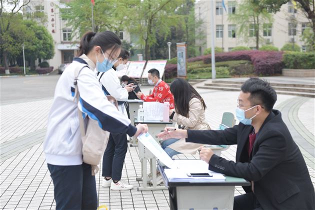 双流区人大常委会副主任鲜明一行深入棠外检查指导高三开学复课工作