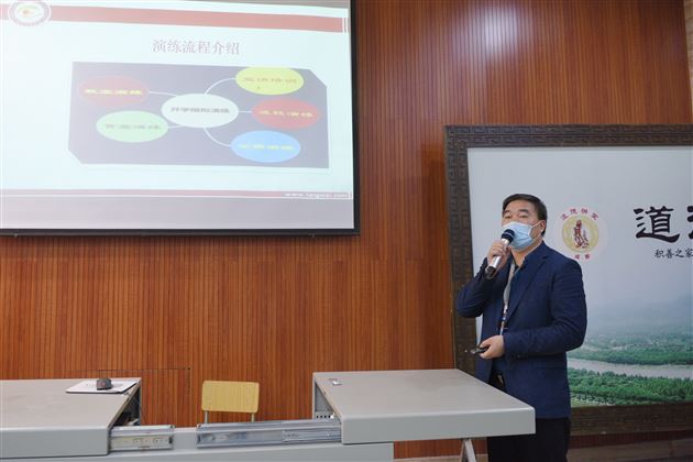 初中部德育处副主任毛泽民作《初三开学复课模拟演练培训》