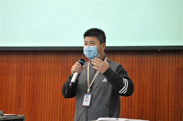 体卫艺处主任助理张虔立作《棠外初中部2020年新冠疫情防控暨初三开学准备工作培训》