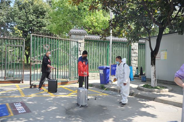 严阵以待 一丝不苟——棠外开展初一、初二返校复课疫情防控培训演练