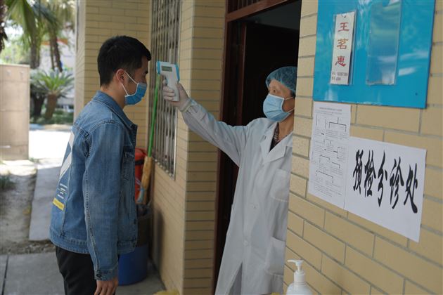 严阵以待 一丝不苟——棠外开展初一、初二返校复课疫情防控培训演练