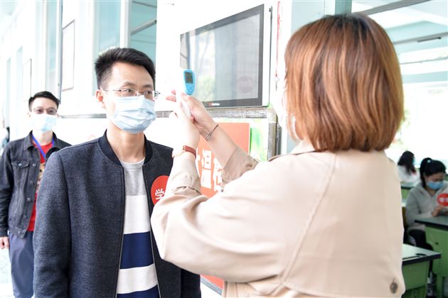 严阵以待 一丝不苟——棠外开展初一、初二返校复课疫情防控培训演练