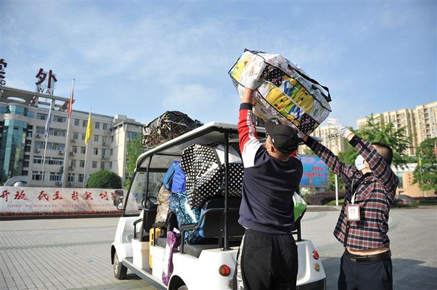 铺床总动员 筑爱的家园——记棠外附小开学复课准备工作