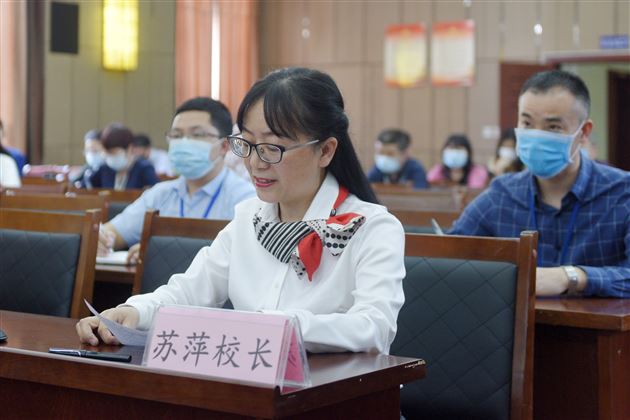 棠外附小校长苏萍代表学校做交流发言