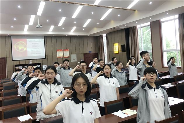 热爱祖国，弘扬中国精神，凝聚中国力量——我校高中部第十六期学生团员第四次团校团课培训圆满举行