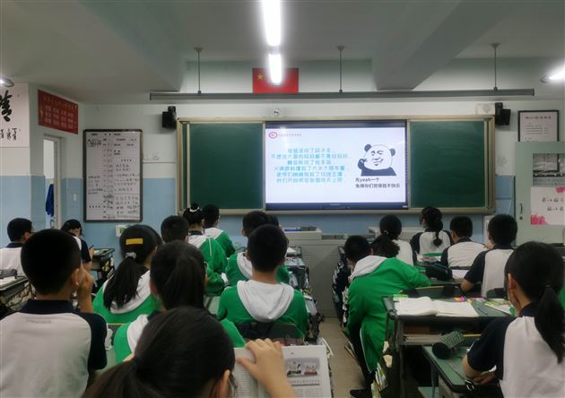 疫情当下的贴心呵护——棠外初中部德育处组织家长和学生观看德育教育系列专题讲座视频