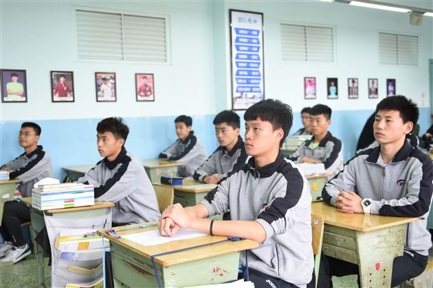 飒爽少年 未来可期——我校高中足球班正式开班