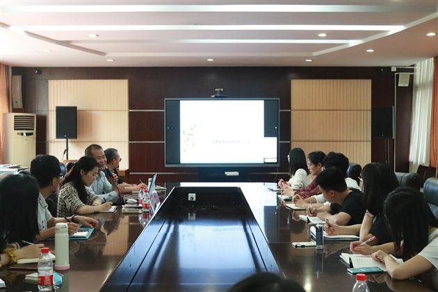 我校袁成老师受成都市武侯实验中学邀请作青年教师成长专题讲座