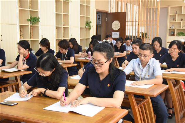 学习两会精神 紧跟时代步伐——记棠外附小党总支全体党员学习两会精神的活动