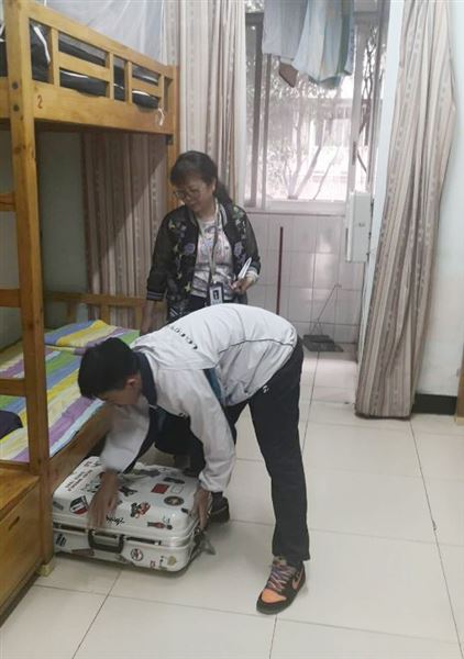 我校初中部开展学生公寓安全大检查