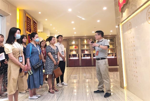 参观校史陈列室