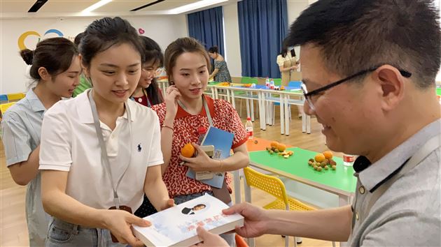 姚校长向青年教师赠书