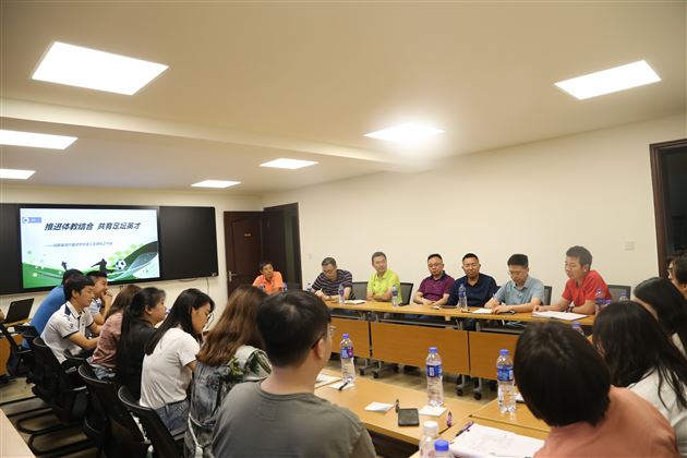 牢记使命 追梦前行——我校举行高三男子足球班毕业留影活动暨温江男足班工作研讨会