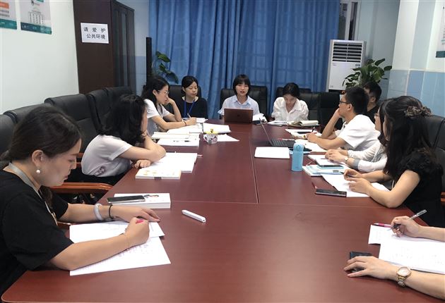 棠外高中外语名师工作室的每位老师积极发言