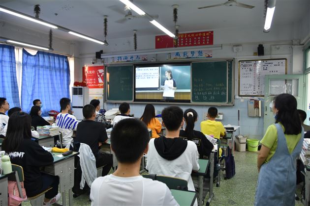 做有效沟通的受益者——我校初中部德育处组织学生观看德育教育系列专题讲座视频