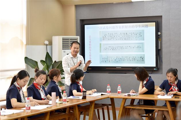 棠外思政一体化负责人袁成老师作《棠外小初高思政课一体化建设探索与思考》主题分享