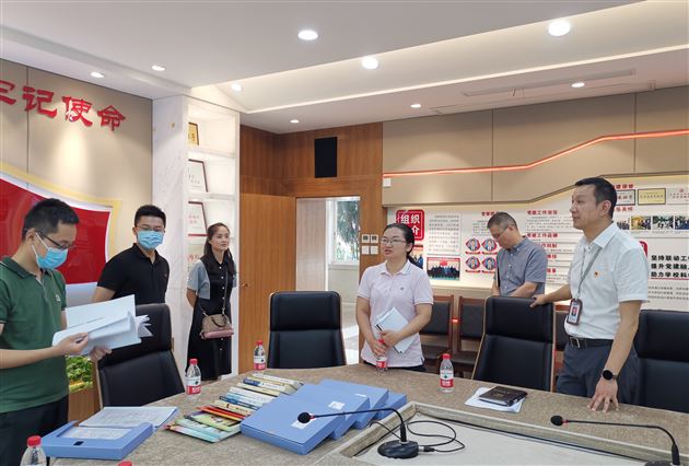 成都市委组织部党员教育中心领导调研我校“微党校”建设工作