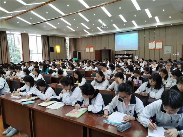 四川省教育科学研究院德育与心理研究所所长，四川省高中政治教研员卢志老师为我校高三学子进行专题指导