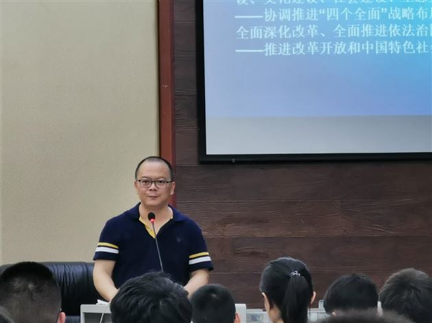 四川省教育科学研究院德育与心理研究所所长，四川省高中政治教研员卢志老师为我校高三学子进行专题指导