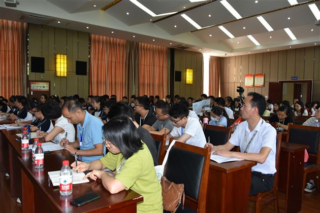 我校苏冬冬老师为修身班会课的深化运用上示范展示课