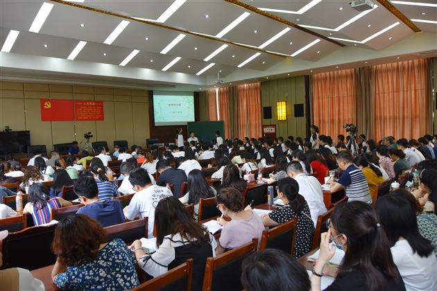 我校苏冬冬老师为修身班会课的深化运用上示范展示课