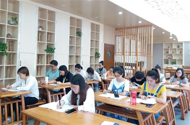 回顾展望思来路 阔步向前启新篇——记2019-2020学年下期“班主任杨梅工作室”总结会