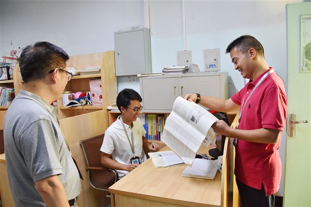 把关怀送到心坎上——棠外黄波董事长慰问初三教师