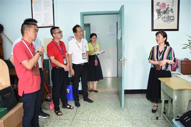 把关怀送到心坎上——棠外黄波董事长慰问初三教师