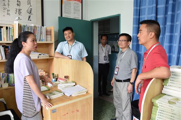 把关怀送到心坎上——棠外黄波董事长慰问初三教师